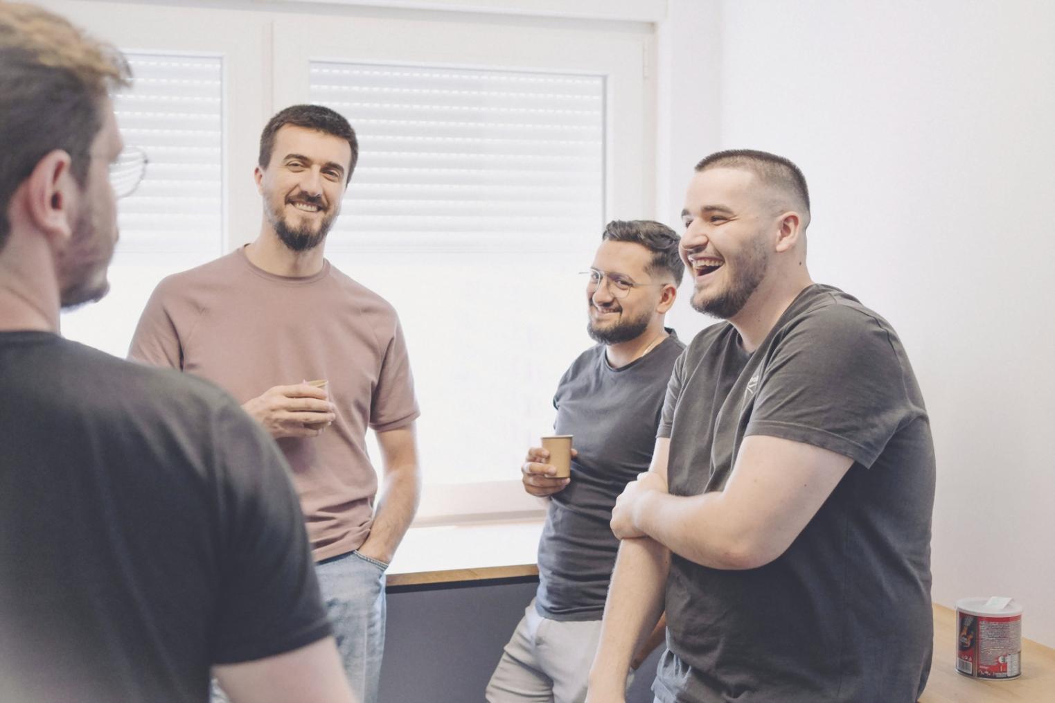 Equipo de analistas financieros trabajando en estrategias presupuestarias personalizadas
